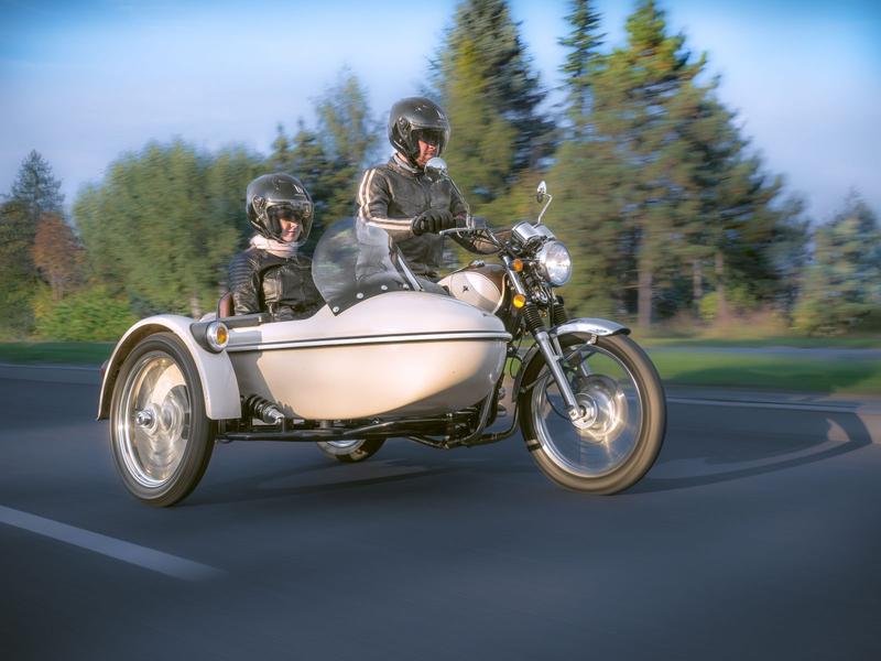 Czy motocykl z wózkiem bocznym można nazwać trójkołowcem? Oto odpowiedź!