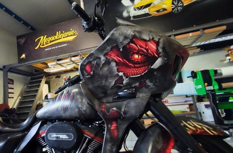 Materiały do oklejania baku motocykla