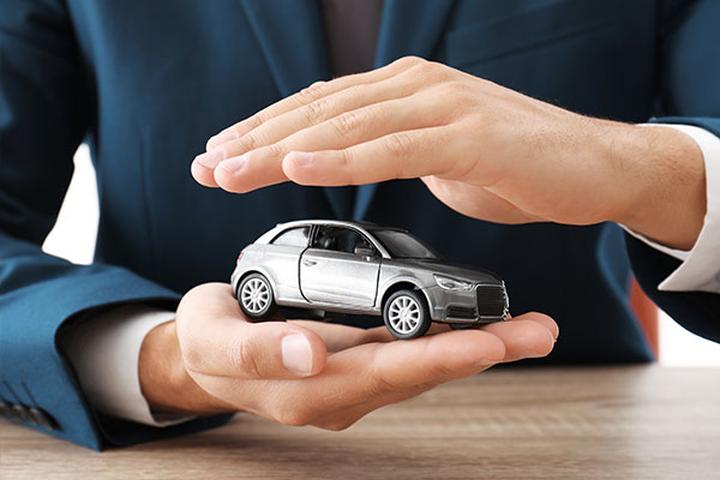 Jak prawidłowo zaksięgować ubezpieczenie samochodu w księgach rachunkowych w 2025 roku?