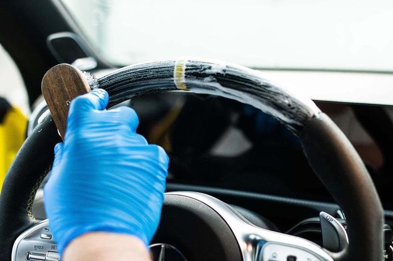 Jak skutecznie wyczyścić skórzane fotele w samochodzie?