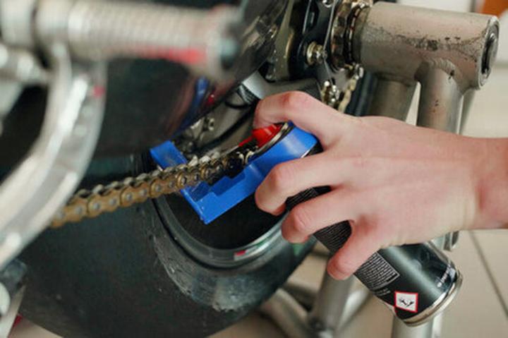 Kiedy i jak skutecznie smarować łańcuch w motocyklu?
