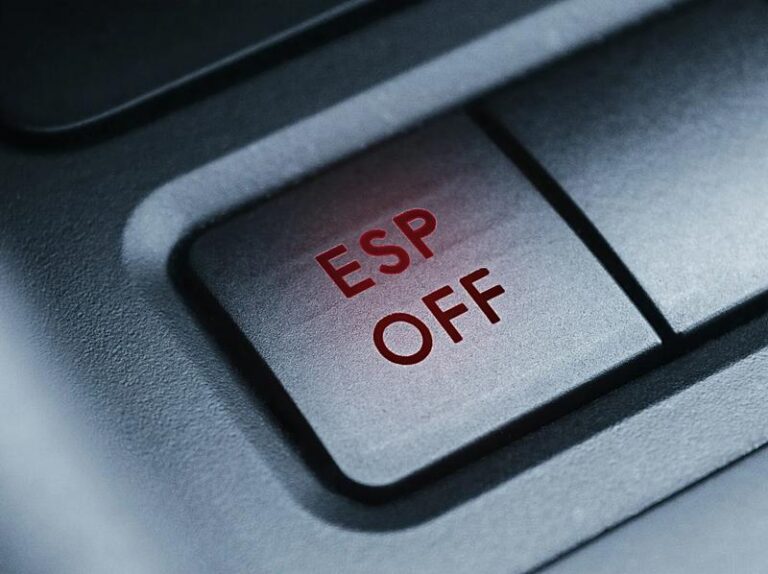 Czym jest ESP i jak wpływa na bezpieczeństwo w samochodzie?