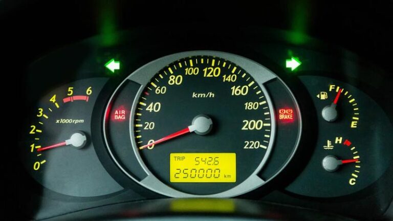 Gdzie sprawdzić przebieg samochodu? Oto najlepsze źródła informacji