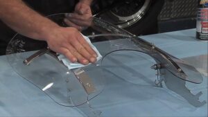 Jak skutecznie wypolerować szybę motocyklową, by odzyskała blask?