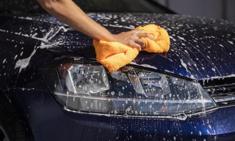 Praktyczny przewodnik: Jak skutecznie umyć samochód w domu?