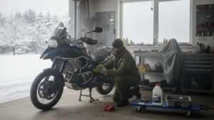 Zimowa ochrona: Jak skutecznie zakonserwować motocykl na mroźne dni