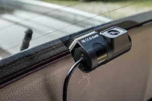 Praktyczny przewodnik: Jak skutecznie podłączyć tylną kamerę w samochodzie?