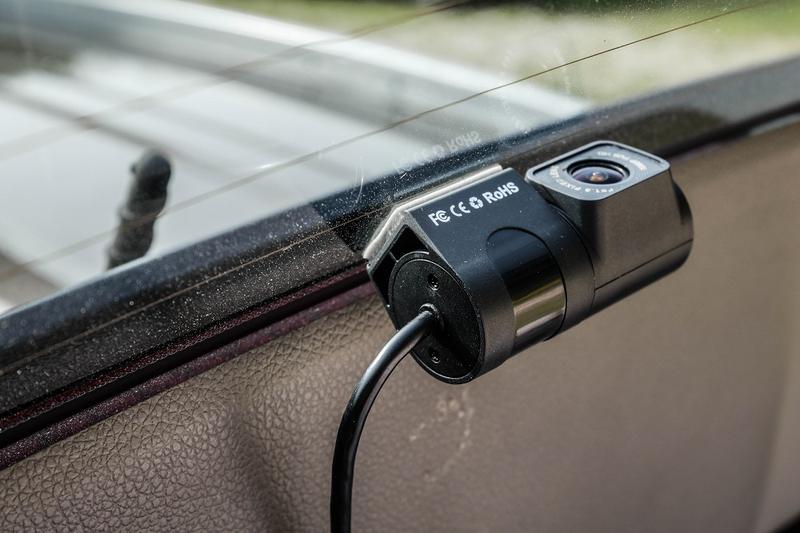 Praktyczny przewodnik: Jak skutecznie podłączyć tylną kamerę w samochodzie?