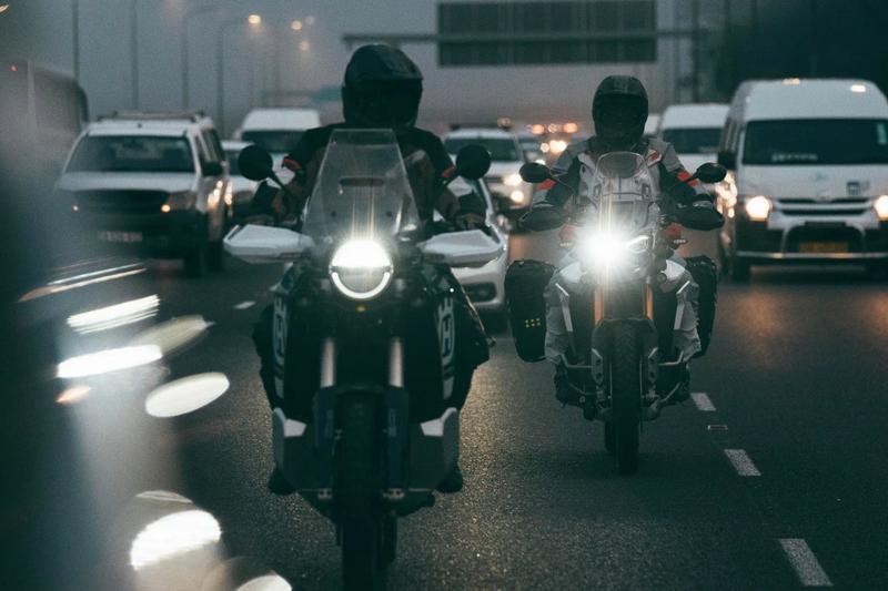 Jazda motocyklem między samochodami