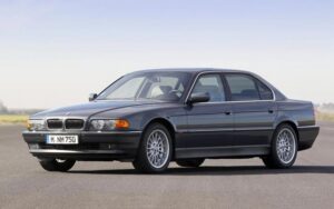 Ile pali BMW E38? Odkryj prawdziwe zużycie paliwa tego klasyka