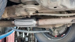 Jak rozpoznać uszkodzoną plecionkę wydechu? Objawy, które warto znać