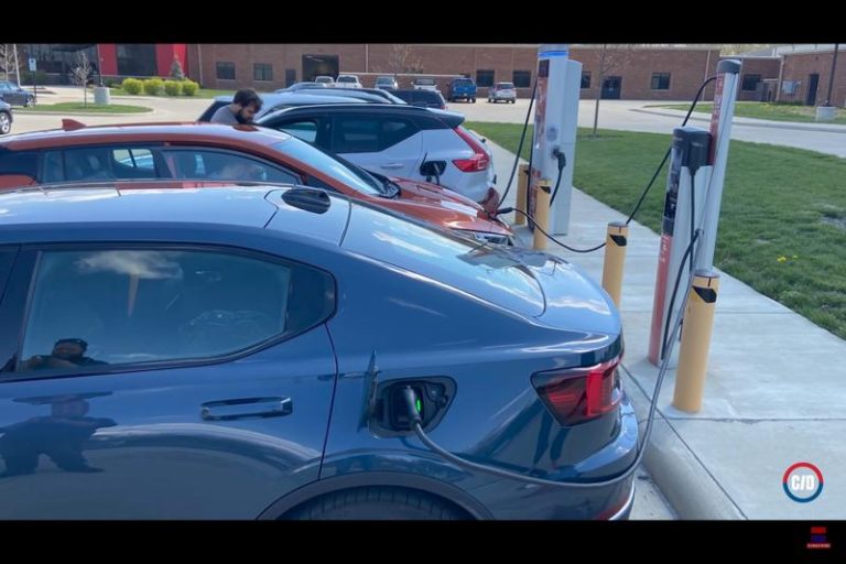 Najdłuższe trasy samochodów elektrycznych – który model przejedzie najdalej na jednym ładowaniu?