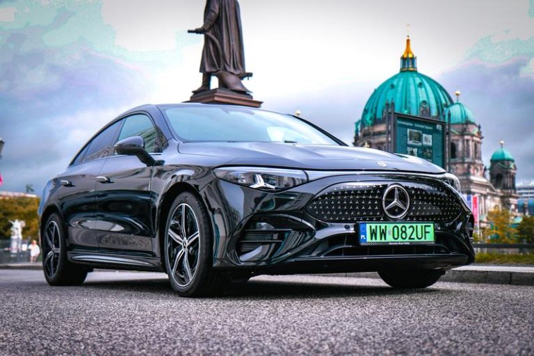 Odkryj, jak łatwo włączyć asystent parkowania w Mercedesie CLA