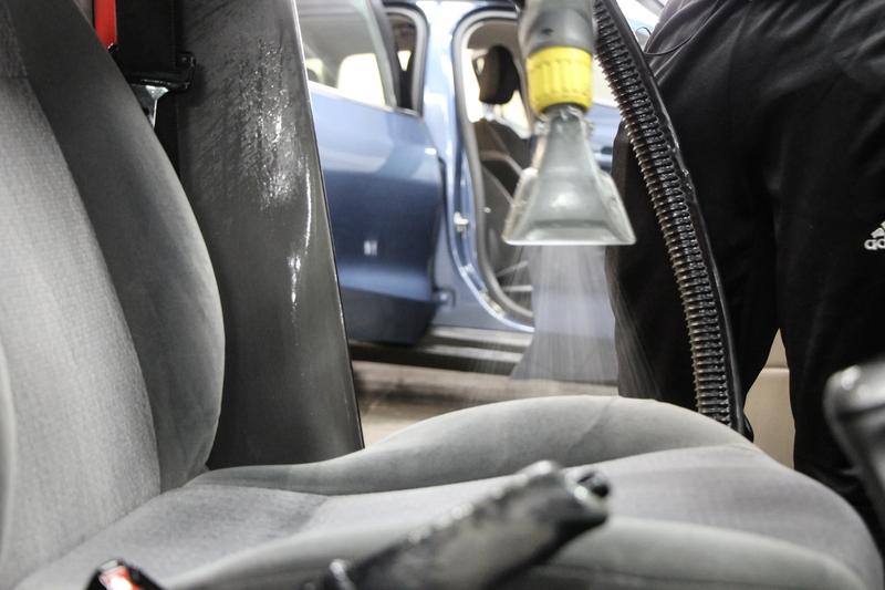 Skuteczne metody na pranie siedzeń w samochodzie – sprawdź, jak to zrobić!