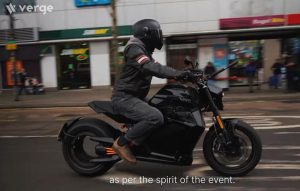 Zastanawiasz się, czy motocykl może jechać między samochodami? Oto odpowiedź!