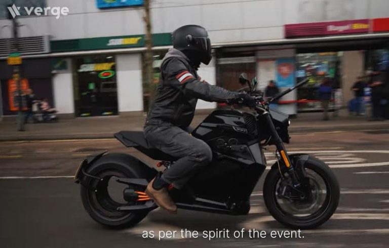 Zastanawiasz się, czy motocykl może jechać między samochodami? Oto odpowiedź!