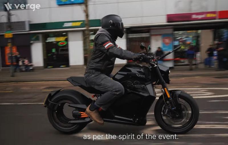 Zastanawiasz się, czy motocykl może jechać między samochodami? Oto odpowiedź!