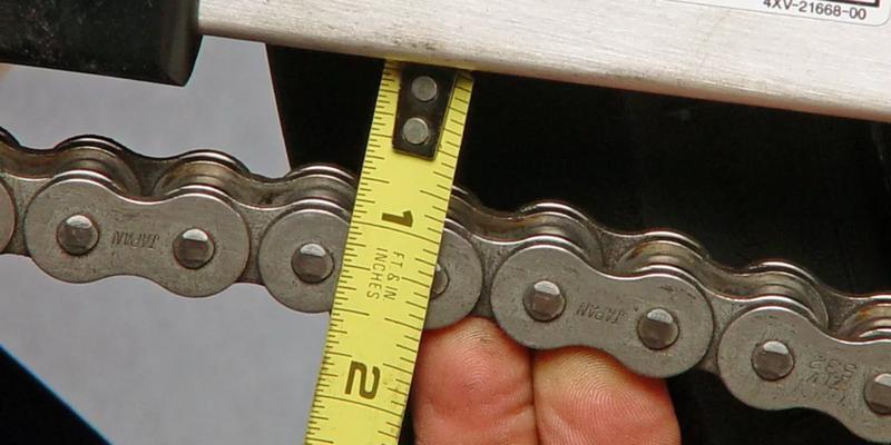 Jak prawidłowo ustawić luz łańcucha w motocyklu, aby zapewnić bezpieczeństwo?