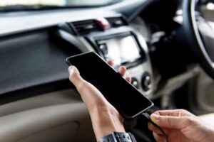 Prosty przewodnik: Jak podłączyć telefon do radia w samochodzie przez USB?