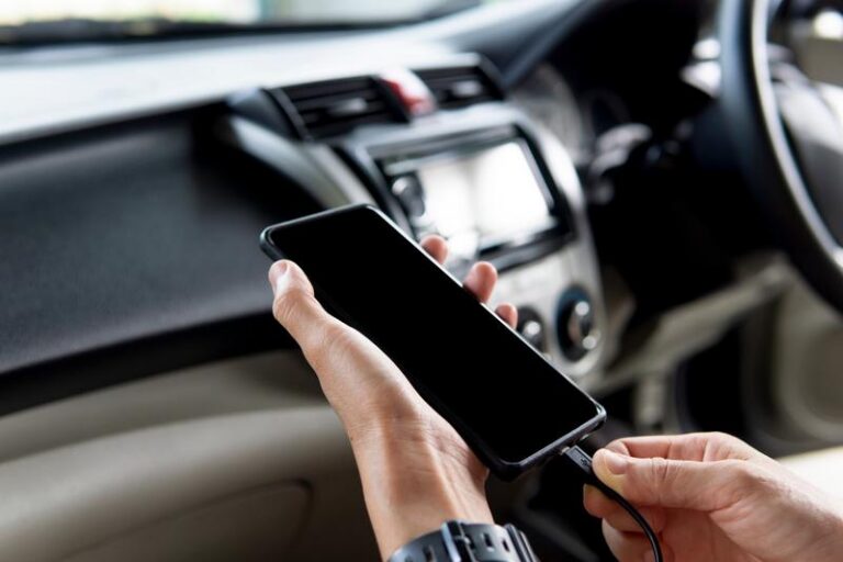 Prosty przewodnik: Jak podłączyć telefon do radia w samochodzie przez USB?