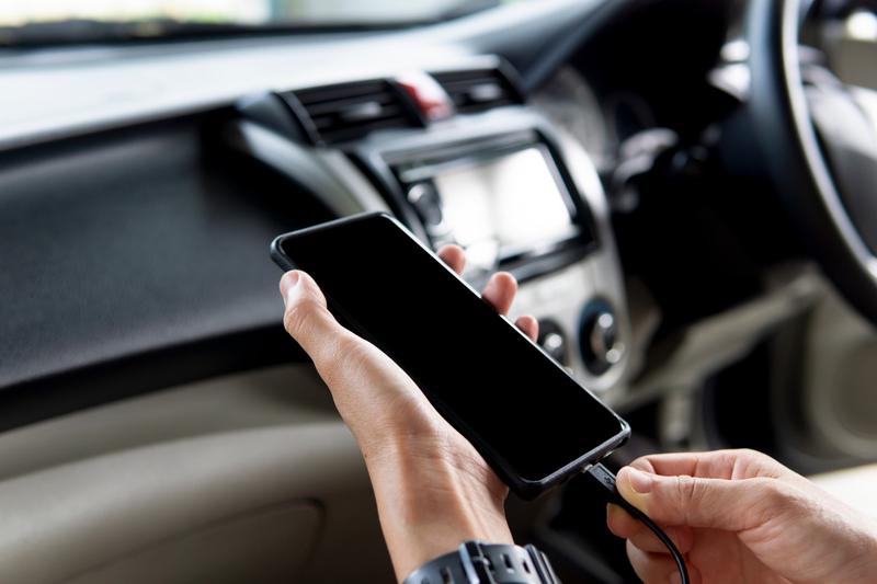 Prosty przewodnik: Jak podłączyć telefon do radia w samochodzie przez USB?