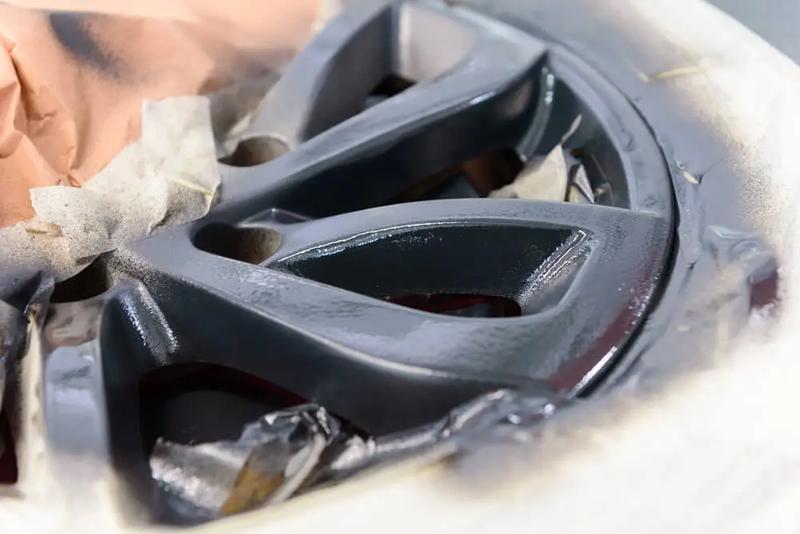 Przewodnik krok po kroku: Jak samodzielnie pomalować felgi motocyklowe?